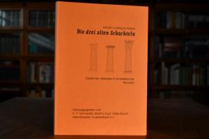 Die drei alten Schachteln.