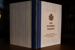 Unter dem sächsischen Rautenkranz.