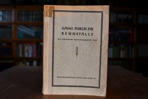 Gang durch die Rennställe mit amtlichem General...