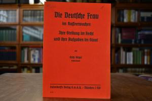Die Deutsche Frau im Rasseerwachen. Ihre Stellu...
