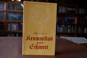 Krummstab gegen Schwert.