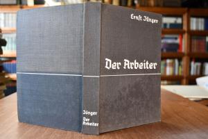 Einband berieben, bestoßen und ebenso wie der S...