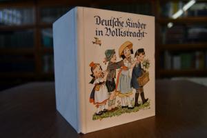 Deutsche Kinder in Volkstracht.