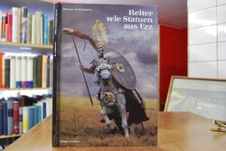 Reiter wie Statuen aus Erz.