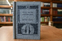 Blätter vom fünfzigjährigen Baum.