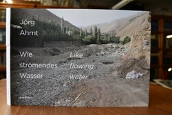 Wie strömendes Wasser = Like flowing water.