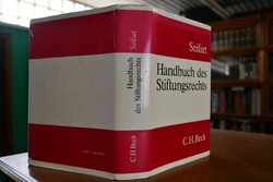 Handbuch des Stiftungsrechts.