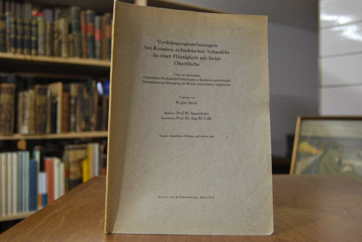 Verdrängungsströmungen bei Rotation zylindrischer Schaufeln in einer Flüssigkeit mit freier Oberfläche.