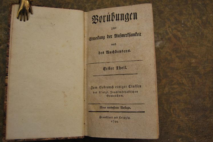 Vorübungen zur Erweckung der Aufmerksamkeit und des Nachdenkens. Zum Gebrauch einiger Classen des Königl. Joachimsthalischen Gymnasium (Berlin) 1-3. Theil in einem Band (von 4 Bänden, der vierte Band war der Lehrerband)