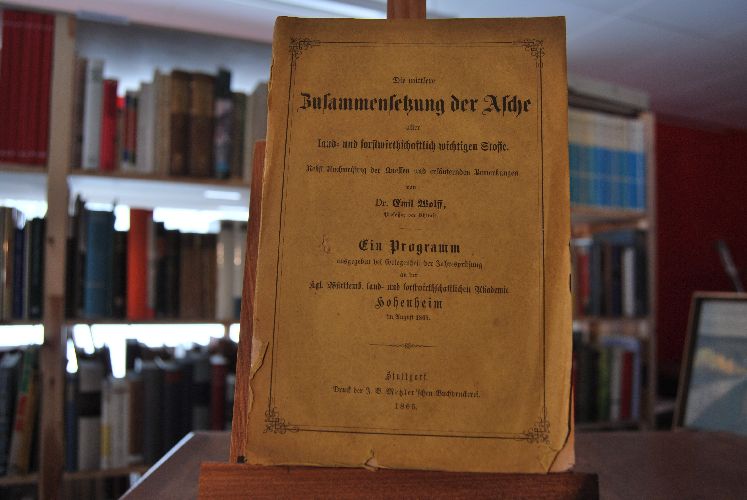 Die mittlere Zusammensetzung der Asche aller land- und forstwirthschaftlich wichtigen Stoffe.
