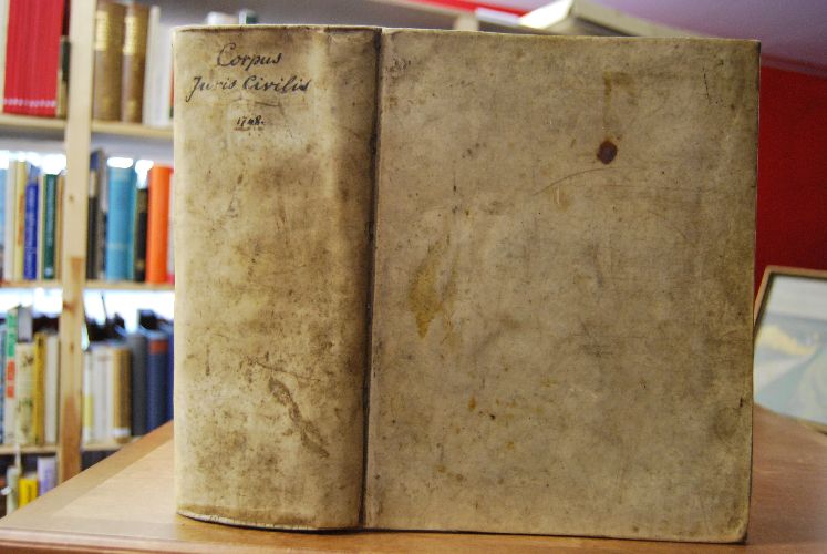 Corpus Juris Civilis Academicum, in suas partes distributum, usuique moderno ita accomodatum, ut nunc studiosorum quivis, etiam tyro, uno quasi intuitu, omnes leges Digestorum & Codicis, omnesque titulos Institutionum invenire possit. Auctore Christoph. Henr. Freiesleben, alias Ferromontano, j.u.d. consil. camer. et min. saxo.goth. et altenb. Editio Nova, cui nunc primum loci paralleli et sese invicem illustrantes accesserunt.