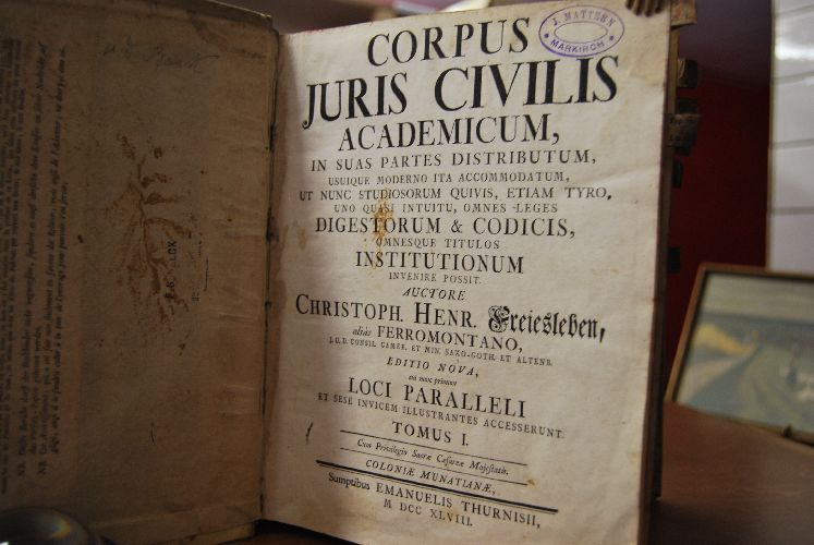 Corpus Juris Civilis Academicum, in suas partes distributum, usuique moderno ita accomodatum, ut nunc studiosorum quivis, etiam tyro, uno quasi intuitu, omnes leges Digestorum & Codicis, omnesque titulos Institutionum invenire possit. Auctore Christoph. Henr. Freiesleben, alias Ferromontano, j.u.d. consil. camer. et min. saxo.goth. et altenb. Editio Nova, cui nunc primum loci paralleli et sese invicem illustrantes accesserunt.