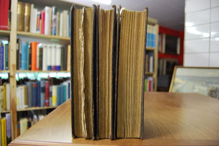Kirchenbuch für die evangelische Kirche in Württemberg. Erster Theil Gebete. Zweiter Theil Handlungen. Dritter Theil Leidensgeschichte, Evangelien und Episteln, Augsburgische Confession und Anhang.