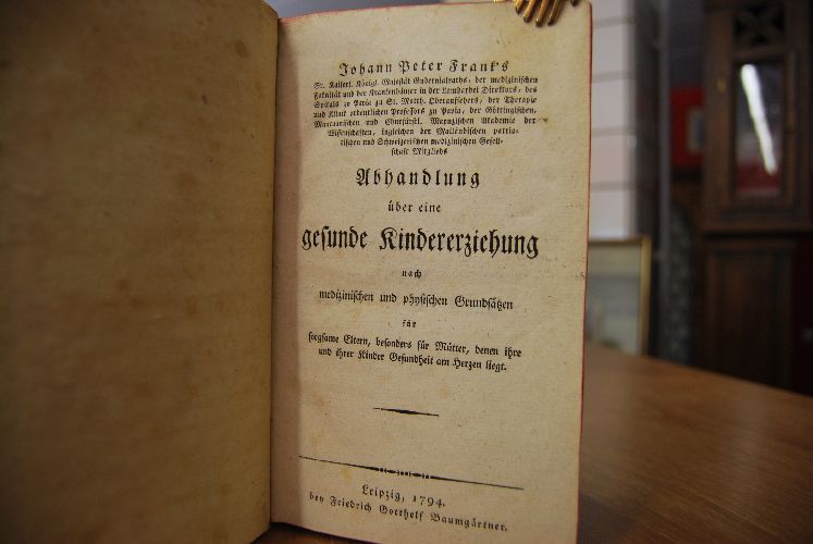 Johann Peter Frank`s Abhandlung über eine gesunde Kindererziehung nach medizinischen und physischen Grundsätzen für sorgsame Eltern, besonders für Mütter, denen ihre und ihrer Kinder Gesundheit am Herzen liegt. Observationes medicinalis de una prae caeteris causa, propter quam sanguis e foeminarium utero nimius profluit, atque haec quo modo submoveri debeat. Vollständige Darstellung der medicinischen Kräfte und des Gebrauchs der salzsauren Schwererde.