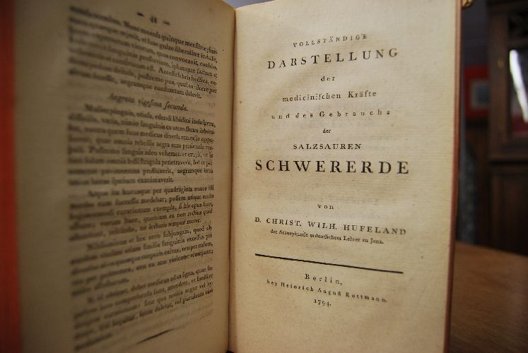 Johann Peter Frank`s Abhandlung über eine gesunde Kindererziehung nach medizinischen und physischen Grundsätzen für sorgsame Eltern, besonders für Mütter, denen ihre und ihrer Kinder Gesundheit am Herzen liegt. Observationes medicinalis de una prae caeteris causa, propter quam sanguis e foeminarium utero nimius profluit, atque haec quo modo submoveri debeat. Vollständige Darstellung der medicinischen Kräfte und des Gebrauchs der salzsauren Schwererde.
