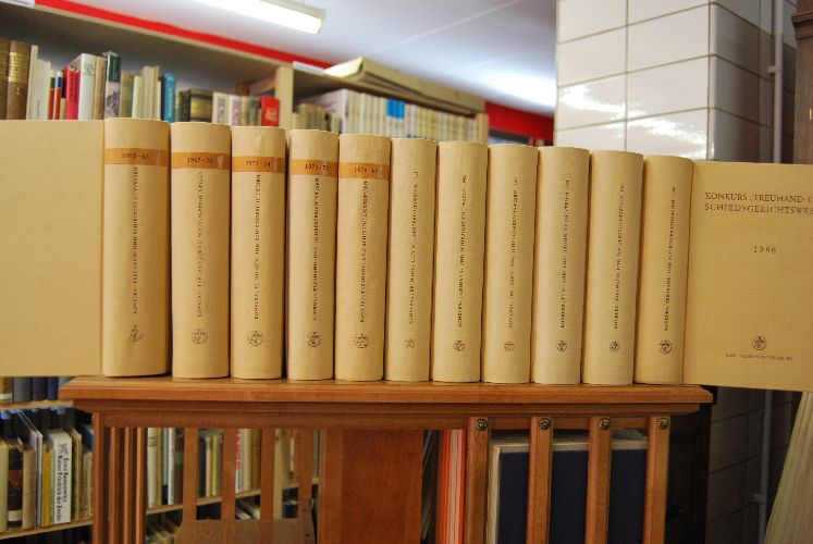 Konkurs-, Treuhand- und Schiedsgerichtswesen (KTS). Zeitschrift für alle Fragen des Konkurs-, Vergleichs- und Treuhandwesens sowie der Zwangsversteigerung und -verwaltung. 23. Jahrgang 1962 bis 48. Jahrgang 1987. 26 Jahrgänge in 12 Bänden. Im 25. Jahrgang 1964 fehlt Heft 3 (S. 129 - 192), im 26. Jahrgang 1965 fehlen die Hefte 2 und 3 (S. 73 - 184), im 34. Jahrgang 1973 fehlen die Hefte 1 und 2 (S. 1 - 145).