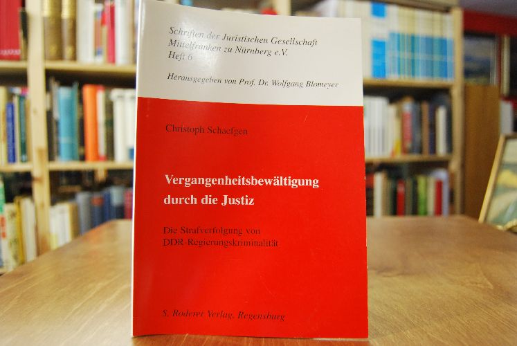 Vergangenheitsbewältigung durch die Justiz. Die Strafverfolgung von DDR-Regierungskriminalität. Vortrag, gehalten vor der Juristischen Gesellschaft Mittelfranken zu Nürnberg e.V. am 27. November 1995.