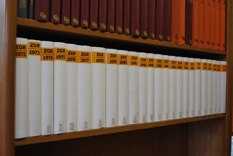 Zeitschrift für Unternehmens- und Gesellschaftsrecht. 1.-26. Jahrgang. ZGR. Die Jahrgänge 25 und 26 in Einzelheften. Für den 25. Jahrgang liegt eine Einbanddecke bei.