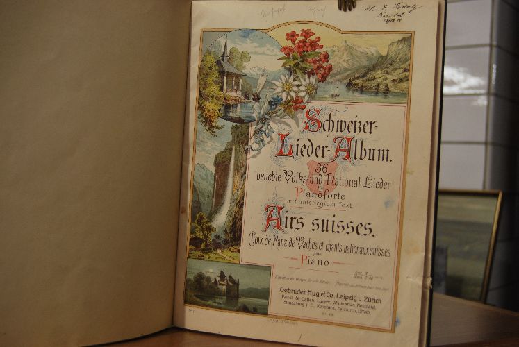 Schweizer-Lieder-Album. 36 beliebte Volks- und National-Lieder für Pioanoforte mit unterlegtem Text. Airs suisses. Choix de Ranz de Vaches et chants nationaux suisses pour Piano. Beigebunden Weihnachts Album. 16 beliebte Weihnachts- Sylvester- und Neujahrslieder