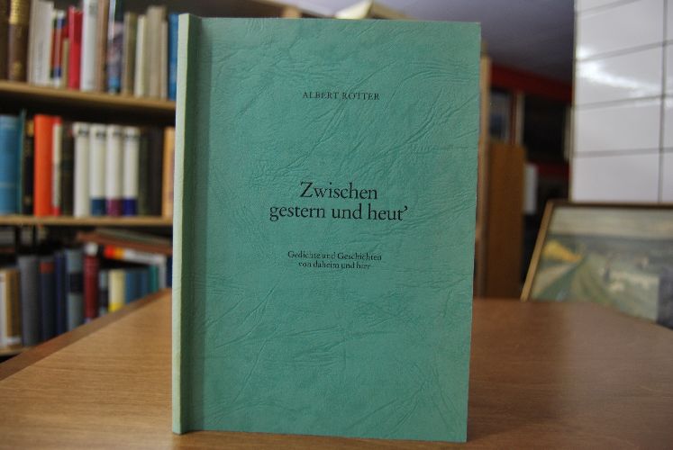 Zwischen gestern und heut`. Gedichte und Geschichten von daheim und hier.
