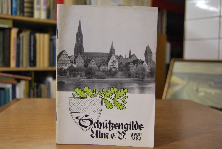 Festschrift der Schützengilde Ulm e.V. gegr. 1383 die aus Anlaß der 575-Jahr-Feier der Gilde und des Wiederaufbaus des Schützenhauses in Ulm "Beim Alten Fritz" in Verbindung mit einem großen Preisschießen herausgegeben wird.