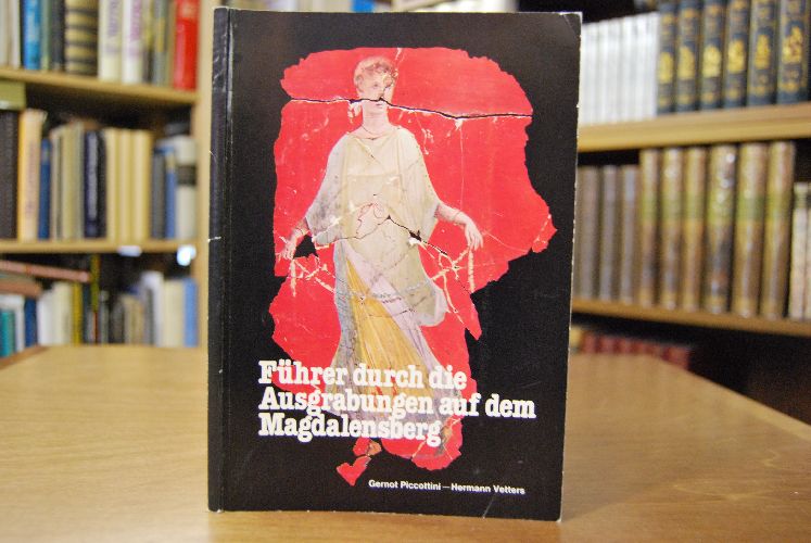 Führer durch die Ausgrabungen auf dem Magdalenensberg.
