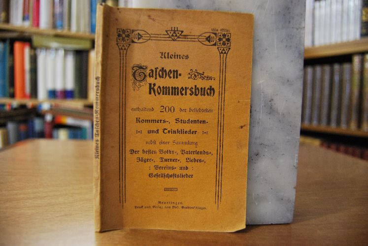 Kleines Taschen-Kommersbuch enthaltend 200 der beliebtesten Kommers-, Studenten- und Trinklieder nebst einer Sammlung Der besten Volks-, Vaterlands-, Jäger-, Turner-, Liebes-, Vereins- und Gesellschaftslieder.