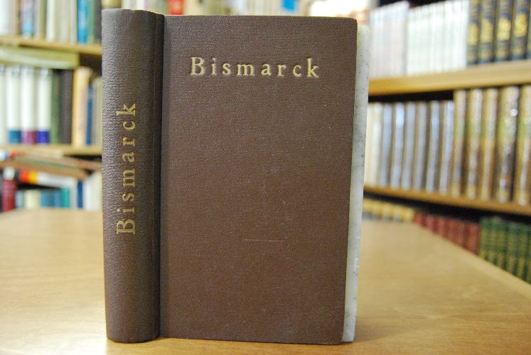 Bismarck en Caricatures. Avec 140 reproductions de caricatures allemandes, autrichiennes, francaises, italiennes, anglaises, suisses, americaines dont 2 colorees. Dessins originaux de J. Blass, Moloch, Felix Regamey, de Sta, Tiret-Bognet, Willette