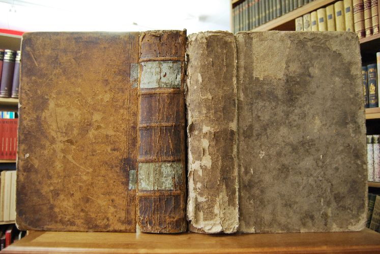 Schwäbische Chronick, Worinnen zu finden ist / was sich von Erschaffung der Welt an biß auf das Jahr 1596 in Schwaben / denen benachbarten Gegenden ... zugetragen ... Aus dem Lateinischen erstmals übersetzt, und mit einer Continuation vom Jahr 1596 bis 1733 ... versehen. Nebst einer Vorrede / dem Leben des Autoris und einer Alphabethischen Nachricht von mehr dann tausenden gedruckt- und ungedruckten Schrifften, so Schwaben ganz oder zum Theil betreffen von Johann Jacob Moser ... . 1. und 2. Band (komplett) in zwei unterschiedlichen Einbänden.