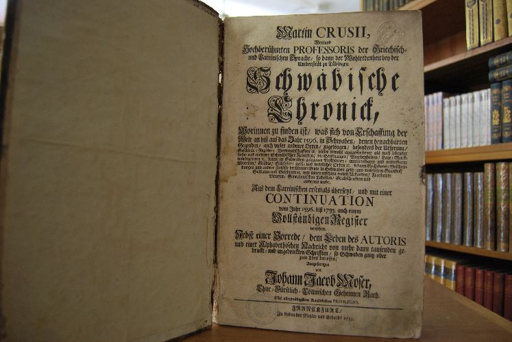 Schwäbische Chronick, Worinnen zu finden ist / was sich von Erschaffung der Welt an biß auf das Jahr 1596 in Schwaben / denen benachbarten Gegenden ... zugetragen ... Aus dem Lateinischen erstmals übersetzt, und mit einer Continuation vom Jahr 1596 bis 1733 ... versehen. Nebst einer Vorrede / dem Leben des Autoris und einer Alphabethischen Nachricht von mehr dann tausenden gedruckt- und ungedruckten Schrifften, so Schwaben ganz oder zum Theil betreffen von Johann Jacob Moser ... . 1. und 2. Band (komplett) in zwei unterschiedlichen Einbänden.