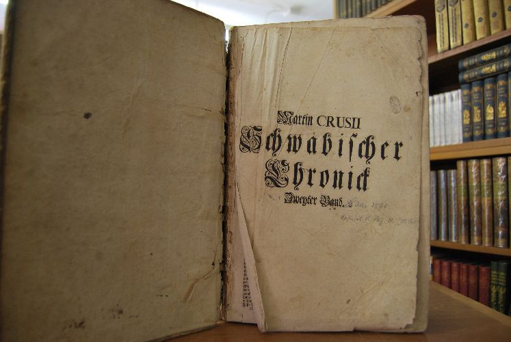 Schwäbische Chronick, Worinnen zu finden ist / was sich von Erschaffung der Welt an biß auf das Jahr 1596 in Schwaben / denen benachbarten Gegenden ... zugetragen ... Aus dem Lateinischen erstmals übersetzt, und mit einer Continuation vom Jahr 1596 bis 1733 ... versehen. Nebst einer Vorrede / dem Leben des Autoris und einer Alphabethischen Nachricht von mehr dann tausenden gedruckt- und ungedruckten Schrifften, so Schwaben ganz oder zum Theil betreffen von Johann Jacob Moser ... . 1. und 2. Band (komplett) in zwei unterschiedlichen Einbänden.