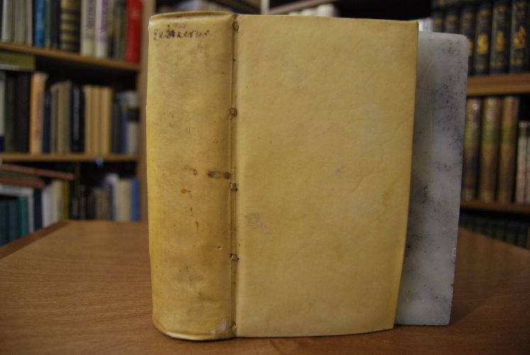 Sammelband 1. Breviarium Controversiarum cum Remonstrantibus Agitatarum ad modum Schmidianorum Paulloque Fusius Adornatum cum Praefatione Historica. Beigebunden Samuel Heinrich König 2. Theologisches Prognosticon, oder Erbauliches Gespräch zwischen Phosphorus und Eusebius, von dem bevorstehenden und von diesem 1717. Jahr an zu erwarten seyenden Untergang des Türckisch-Mahometischen Reichs, und anderen gewiß-künfftigen Dingen, Nach Anleitung der H. Prophetischen Schrifft, sonderlich des XXXI. Capituls Esaiae, auffgesetzt. Büdingen, Regelein 1717. 3. Der in Blut verwandelte Mond, und vertrocknete Türckische Euphrat oder Fortsetzung und Erläuterung des Prognostici Theologici, Darinnen der gantz gewiß bevorstehende, und von nun an beginnende Ab- und Untergang des Ottomanisch-Mahomedischen Reichs. Durch unterschiedliche wichtige, so wohl Theologische als Politische Betrachtungen bekräfftiget, unterschiedliche dargegen gemachte Einwürffe aufgelöset, und alles Gesprächs-weiße vorgestellet wird. Büdingen, Regelein 1718.