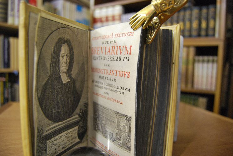 Sammelband 1. Breviarium Controversiarum cum Remonstrantibus Agitatarum ad modum Schmidianorum Paulloque Fusius Adornatum cum Praefatione Historica. Beigebunden Samuel Heinrich König 2. Theologisches Prognosticon, oder Erbauliches Gespräch zwischen Phosphorus und Eusebius, von dem bevorstehenden und von diesem 1717. Jahr an zu erwarten seyenden Untergang des Türckisch-Mahometischen Reichs, und anderen gewiß-künfftigen Dingen, Nach Anleitung der H. Prophetischen Schrifft, sonderlich des XXXI. Capituls Esaiae, auffgesetzt. Büdingen, Regelein 1717. 3. Der in Blut verwandelte Mond, und vertrocknete Türckische Euphrat oder Fortsetzung und Erläuterung des Prognostici Theologici, Darinnen der gantz gewiß bevorstehende, und von nun an beginnende Ab- und Untergang des Ottomanisch-Mahomedischen Reichs. Durch unterschiedliche wichtige, so wohl Theologische als Politische Betrachtungen bekräfftiget, unterschiedliche dargegen gemachte Einwürffe aufgelöset, und alles Gesprächs-weiße vorgestellet wird. Büdingen, Regelein 1718.
