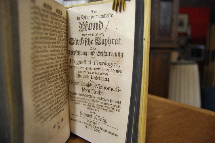 Sammelband 1. Breviarium Controversiarum cum Remonstrantibus Agitatarum ad modum Schmidianorum Paulloque Fusius Adornatum cum Praefatione Historica. Beigebunden Samuel Heinrich König 2. Theologisches Prognosticon, oder Erbauliches Gespräch zwischen Phosphorus und Eusebius, von dem bevorstehenden und von diesem 1717. Jahr an zu erwarten seyenden Untergang des Türckisch-Mahometischen Reichs, und anderen gewiß-künfftigen Dingen, Nach Anleitung der H. Prophetischen Schrifft, sonderlich des XXXI. Capituls Esaiae, auffgesetzt. Büdingen, Regelein 1717. 3. Der in Blut verwandelte Mond, und vertrocknete Türckische Euphrat oder Fortsetzung und Erläuterung des Prognostici Theologici, Darinnen der gantz gewiß bevorstehende, und von nun an beginnende Ab- und Untergang des Ottomanisch-Mahomedischen Reichs. Durch unterschiedliche wichtige, so wohl Theologische als Politische Betrachtungen bekräfftiget, unterschiedliche dargegen gemachte Einwürffe aufgelöset, und alles Gesprächs-weiße vorgestellet wird. Büdingen, Regelein 1718.