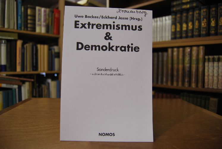 Sonderdruck des Aufsatzes "Rückblick auf das tragische Jahrhundert. Furet, Nolte und die Deutung des totalitären Zeitalters." in Jahrbuch Extremismus & Demokratie, 10. Jahrgang.