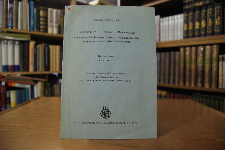Sonderdruck des Aufsatzes "Das Europäische Staatensystem aund die Deutsche Politik gegenüber der Tschoslowakei in den 30er Jahren." Aus Gleichgewicht-Revision-Restauration. Die Außenpolitik der Ersten Tschechoslowakischen Republik im Europasystem der Pariser Vororteverträge. Herausgegeben von Karl Bosl.