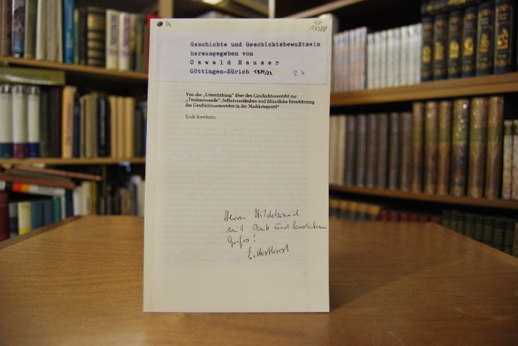 Sonderdruck des Aufsatzes "Von der `Umerziehung` über den Geschichtsverzicht zur `Tendenzwende`. Selbstverständnis und öffentliche Einschätzung des Geschichtsunterrichts in der Nachkriegszeit." Aus Geschichte und Geschichtsbewußtsein herausgegeben von Oswald Hauser.