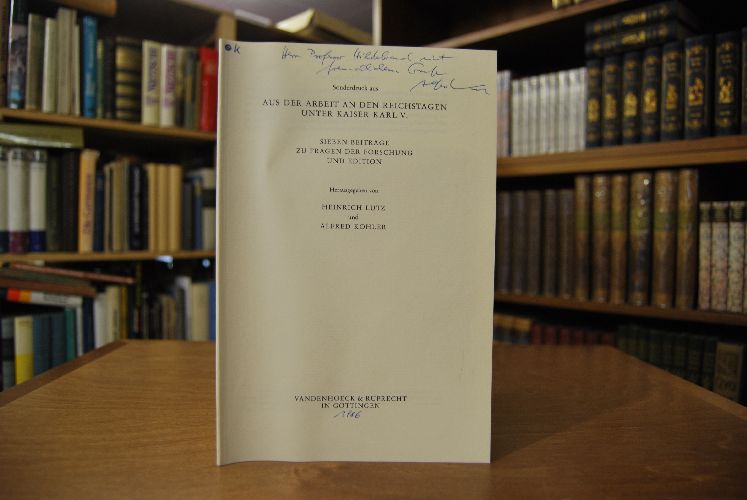 Sonderdruck des Aufsatzes "Der Augsburger Reichstag 1530. Von der Bilanz des Jubiläumsjahres 1980 zum Programm einer Edition der Reichstagsakten." aus Aus der Arbeit an den Reichstagen unter Kaiser Karl V. Sieben Beiträge zu Fragen der Forschung und Edition. Herausgegeben von Heinrich Lutz und Alfred Kohler.