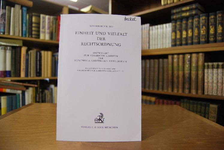Sonderdruck des Aufsatzes "Das Kreuz im Spannungsfeld der höchstrichterlichen Judikatur." Aus Einheit und Vielfalt der Rechtsordnung. Festschrift zum 30jährigen Bestehen der Münchner Juristischen Gesellschaft..
