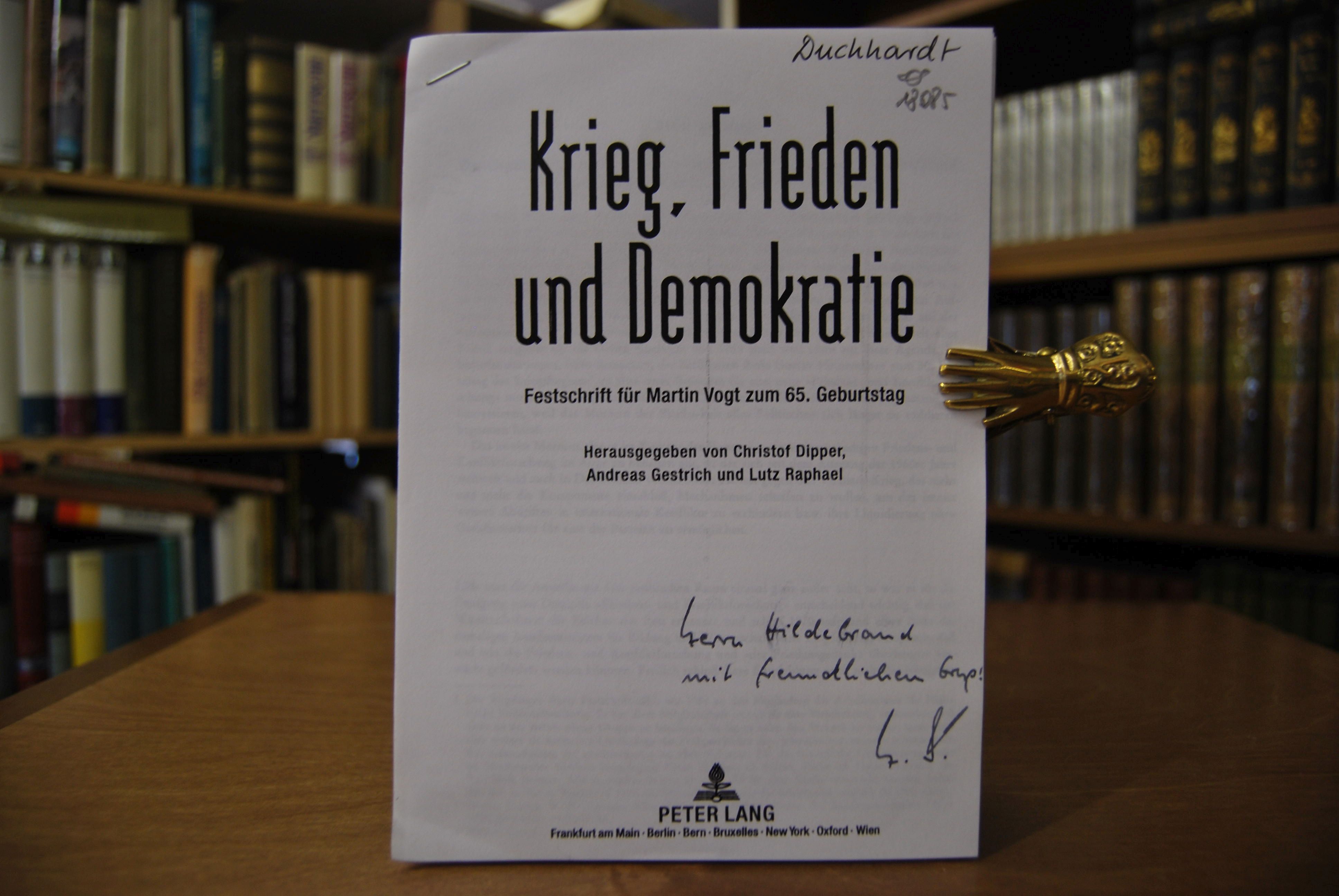Fotokopie des Aufsatzes "Zur Organisation der Friedensforschung in der Bundesrepublik Deutschland der Arbeitskreis für Historische Friedensforschung." Aus Krieg, Frieden und Demokratie. Festschrift für Martin Vogt zum 65. Geburtstag.