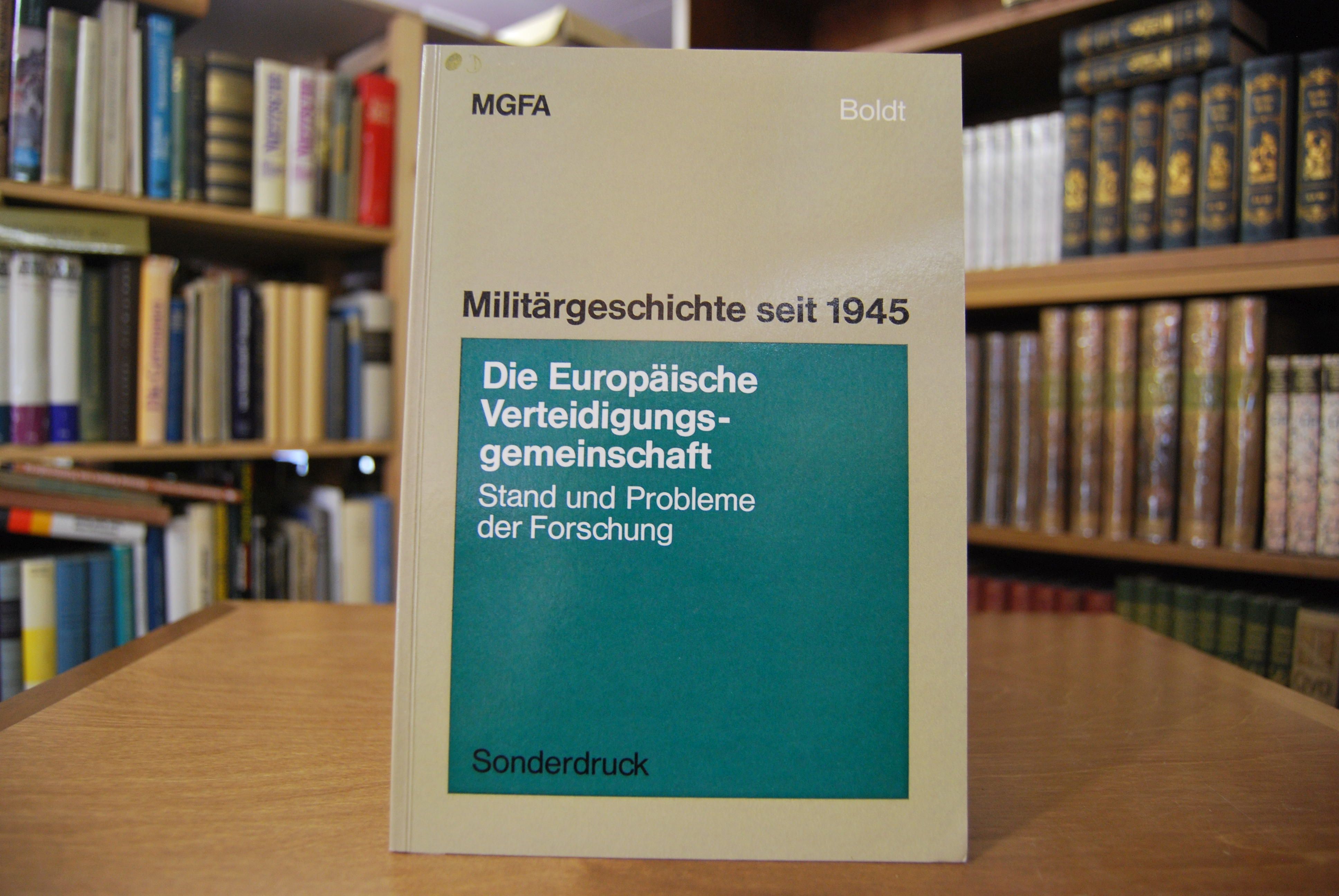 Sonderdruck des Aufsatzes "Die Kirchen und die EVG. Zu den Rückwirkungen der Wehrdebatte im westdeutschen Protestantismus und Katholizismus auf die politische Zusammenarbeit der Konfessionen." Aus Die Europäische Verteidigungsgemeinschaft. Stand und Probleme der Forschung, hrsg. von Hans-Erich Volkmann und Walter Schwengler.