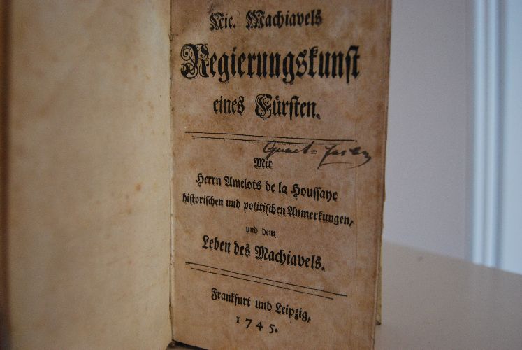 1. Nic. Machiavels Regierungskunst eines Fürsten. Mit Herrn Amelots de la Houssaye historischen und politischen Anmerkungen, und dem Leben des Machiavels. 2. Anti-Machiavel, oder Versuch einer Critik über Nic. Machiavels Regierungskunst eines Fürsten. Nach des Herrn von Voltaire Ausgabe ins Deutsche übersetzet; wobey aber die verschiedenen Lesarten und Abweichungen der ersten Haagischen, und aller andern Auflagen, angefüget worden. 3. Historie des Anti-Machiavels. Nebst denen darüber gefällten Urtheilen. 3 Bde. in einem (komplett).