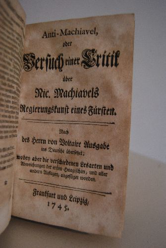 1. Nic. Machiavels Regierungskunst eines Fürsten. Mit Herrn Amelots de la Houssaye historischen und politischen Anmerkungen, und dem Leben des Machiavels. 2. Anti-Machiavel, oder Versuch einer Critik über Nic. Machiavels Regierungskunst eines Fürsten. Nach des Herrn von Voltaire Ausgabe ins Deutsche übersetzet; wobey aber die verschiedenen Lesarten und Abweichungen der ersten Haagischen, und aller andern Auflagen, angefüget worden. 3. Historie des Anti-Machiavels. Nebst denen darüber gefällten Urtheilen. 3 Bde. in einem (komplett).