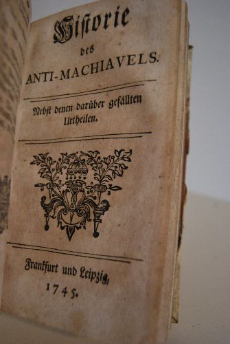 1. Nic. Machiavels Regierungskunst eines Fürsten. Mit Herrn Amelots de la Houssaye historischen und politischen Anmerkungen, und dem Leben des Machiavels. 2. Anti-Machiavel, oder Versuch einer Critik über Nic. Machiavels Regierungskunst eines Fürsten. Nach des Herrn von Voltaire Ausgabe ins Deutsche übersetzet; wobey aber die verschiedenen Lesarten und Abweichungen der ersten Haagischen, und aller andern Auflagen, angefüget worden. 3. Historie des Anti-Machiavels. Nebst denen darüber gefällten Urtheilen. 3 Bde. in einem (komplett).