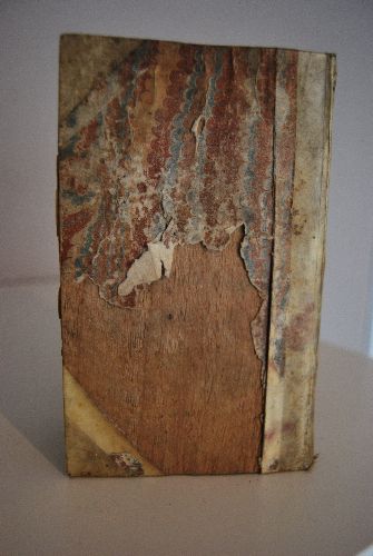 1. Nic. Machiavels Regierungskunst eines Fürsten. Mit Herrn Amelots de la Houssaye historischen und politischen Anmerkungen, und dem Leben des Machiavels. 2. Anti-Machiavel, oder Versuch einer Critik über Nic. Machiavels Regierungskunst eines Fürsten. Nach des Herrn von Voltaire Ausgabe ins Deutsche übersetzet; wobey aber die verschiedenen Lesarten und Abweichungen der ersten Haagischen, und aller andern Auflagen, angefüget worden. 3. Historie des Anti-Machiavels. Nebst denen darüber gefällten Urtheilen. 3 Bde. in einem (komplett).