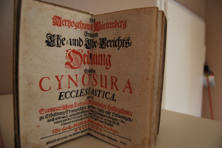 Deß Hertzogthums Wuertemberg Erneuerte Ehe- und Ehe-Gerichts-Ordnung Samt der Cynosura Ecclesiastica. Das ist Summarischem Extract, deren in diesem Hertzogthum / zu Erhaltung Evangelischer Kirchen-Zucht und Ordnungen / nach und nach außgeschriebener Hoch-Fuerstlichen Rescripten / Decreten / und Resolutionen; und einem Anhang von ethlichen Fürstl. General-Rescripten / auch vollständigem neuen Register. Mit Hoch-Fürstlich-Gnädigstem Privilegio. Angebunden Kleine Kirchenordnung. WIe es mit der Lehre und Ceremonien im Herzogthumb Würtemberg angericht und gehalten werden soll. Mit einem Anhang etlicher bey Kirchen üblicher Gebett.