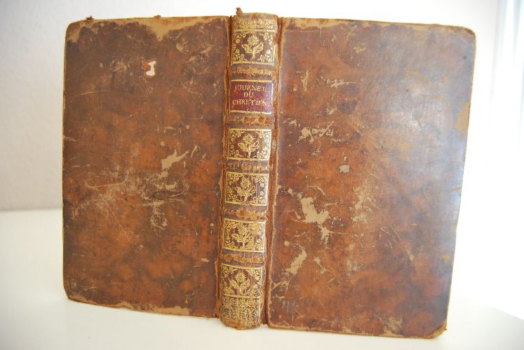 La Journee du Chretien, sanctifiee par la Priere et la Meditation. Beigebunden 1. Pensees Chretiennes pour tous les jours du mois. Par le R.P. Dominique Bouhours, de la Compagnie de Jesus. Selon la Copie de Paris. Prag, Walther, 1748. 2. Les sept Pseaumes de la Penitence, et les Litanies en latin et francois. Prag. Walther, 1748.