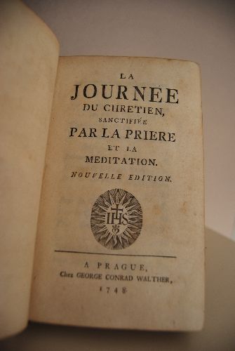 La Journee du Chretien, sanctifiee par la Priere et la Meditation. Beigebunden 1. Pensees Chretiennes pour tous les jours du mois. Par le R.P. Dominique Bouhours, de la Compagnie de Jesus. Selon la Copie de Paris. Prag, Walther, 1748. 2. Les sept Pseaumes de la Penitence, et les Litanies en latin et francois. Prag. Walther, 1748.