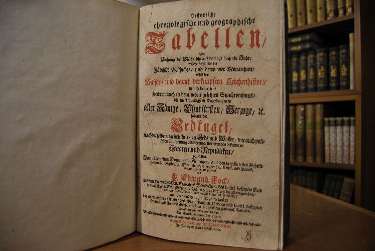 Historische chronologische und geographische Tabellen vom Anfange der Welt, bis auf das itzt laufende Jahr, welche nicht nur die Jüdische Geschichte, und deren vier Monarchien, nebst den Kaiser- und damit verknüpften Kirchenhisrorie in sich begreifen sondern auch in dem neben gesetzten Synchronismus, die merkwürdigsten Begegebenheiten aller Könoge, Churfürsten, Herzoge, etc. sodenn die Erdkugel nachderselben natürlichen, in Erde und Wasser, wie auch polischen Eintheilung aller dermal florierenden bekannten Staaten und Republiken, vorstellen. Zum allgemeinen Nutzen und Gebrauch, aus den bewährtesten Schriftstellern der Geschichte, Chronologie, Geographie, Kritik, und Politik, ehedem zusammengestellt.