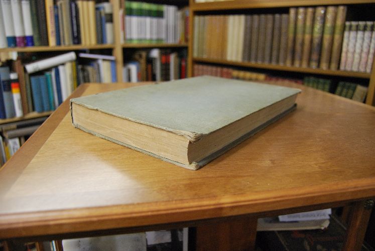 Historische chronologische und geographische Tabellen vom Anfange der Welt, bis auf das itzt laufende Jahr, welche nicht nur die Jüdische Geschichte, und deren vier Monarchien, nebst den Kaiser- und damit verknüpften Kirchenhisrorie in sich begreifen sondern auch in dem neben gesetzten Synchronismus, die merkwürdigsten Begegebenheiten aller Könoge, Churfürsten, Herzoge, etc. sodenn die Erdkugel nachderselben natürlichen, in Erde und Wasser, wie auch polischen Eintheilung aller dermal florierenden bekannten Staaten und Republiken, vorstellen. Zum allgemeinen Nutzen und Gebrauch, aus den bewährtesten Schriftstellern der Geschichte, Chronologie, Geographie, Kritik, und Politik, ehedem zusammengestellt.